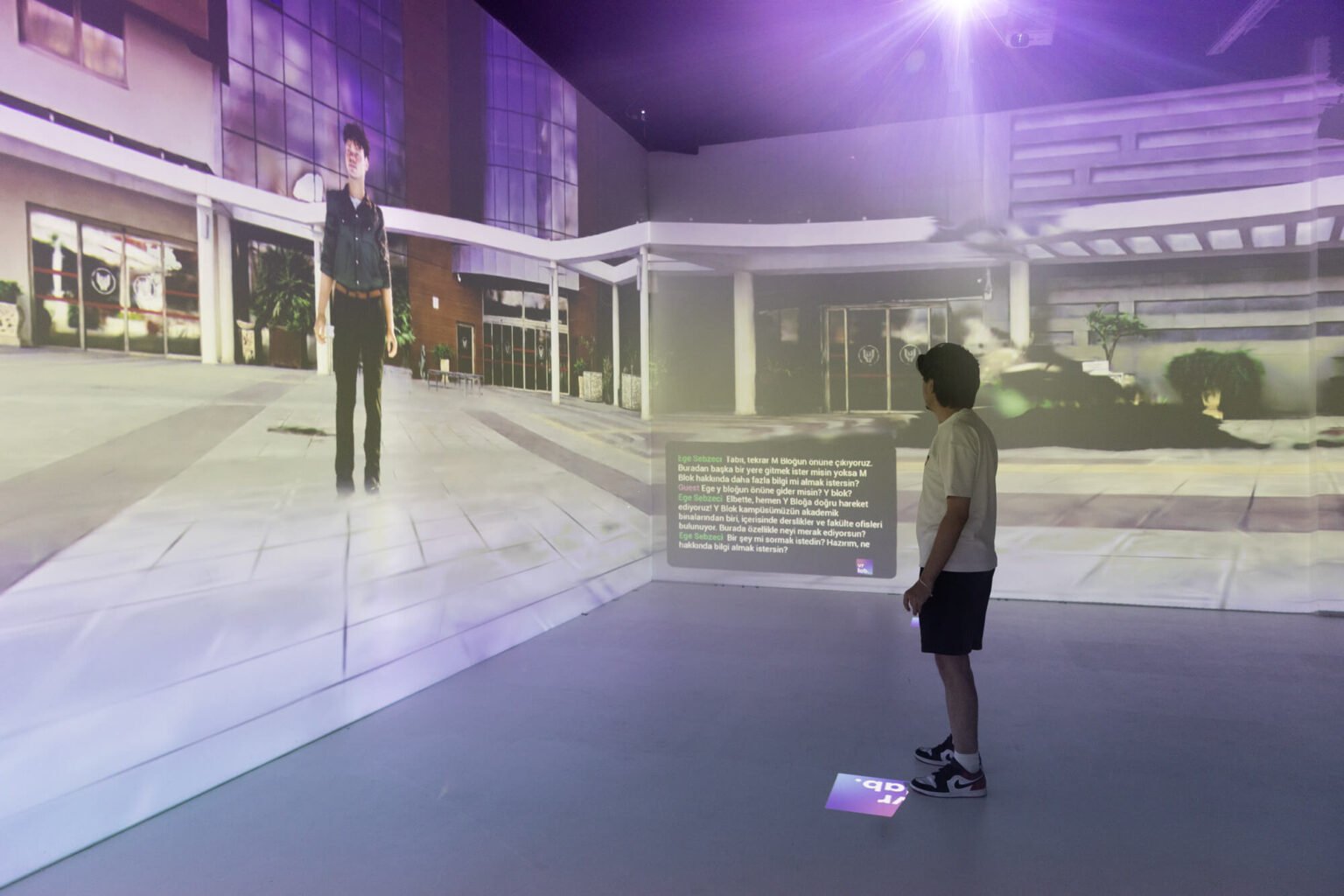 YU Immersive Space'te Ege'nin dijital ikizi ve bir ziyaretçi